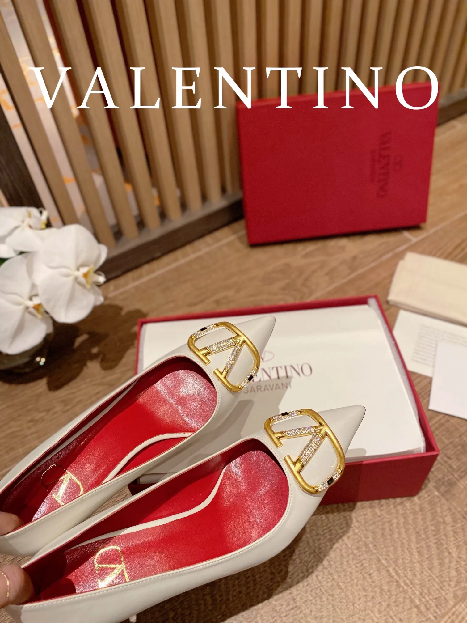 👟👟Ex-factory price 520👟👟 𝑉𝐴𝐿𝐸𝑁𝑇𝐼𝑁𝑂 Valentino ♡ The latest series of the counter 💯The new season of Valentino replaces the usual rivet elements with the initial V bronze (dotted buckle) buckle, simplifying the complexity Make the design more refined and durable. No matter your age, it can easily fit on your feet and make your feet look slimmer! The new season lives up to expectations! Worth buying ★Imported cowhide is absolutely high-grade ❥Original method is absolutely sensual ❥Elegant style creates a different feeling🙈 Simple temperament style!  ♡ show bdetails ———————————— ⊿▸: Size｜35-40 (customized at 34.40.41.42) ⊿▸: Material｜Imported cowhide ⊿▸: Material｜Exclusive molded rhinestone buckle ⊿▸: Material | Padded sheepskin ⊿▸: Material |Italian 🇮🇹 genuine leather outsole (the original 1:1 method has a wood grain shape) ⊿▸: Heel height｜8cm